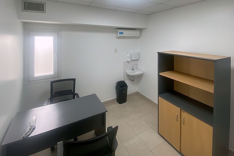 Consultorio con escritorio y mueble